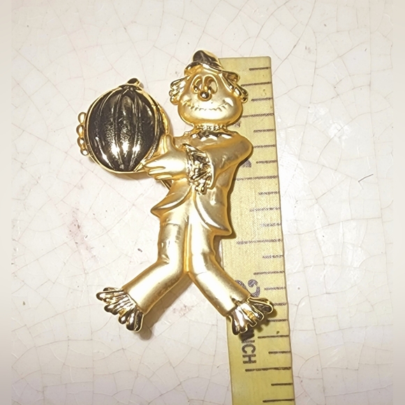 BROOCH PIN SIGNED DANECRAFT GOLD TONE HALLOWEEN SCARECROW WITH PUMPKIN - Picture 5 of 5